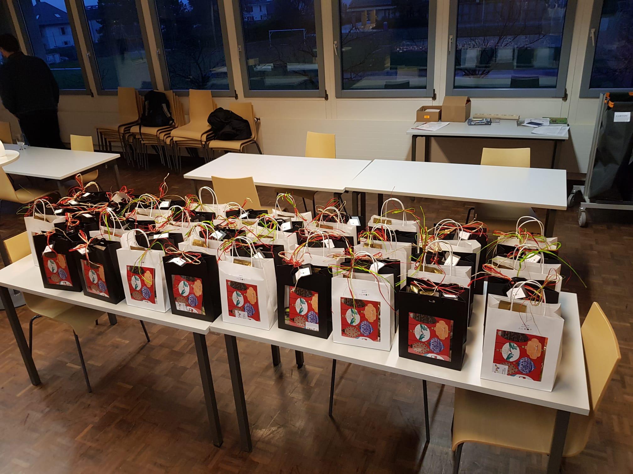 <span class="uc_style_uc_tiles_grid_image_elementor_uc_items_attribute_title" style="color:#ffffff;">Les sachets alignés en attente de la distribution</span>